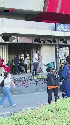 Dijarah hingga Dibakar, Pramono Anung Sebut Kerugian TransJakarta dan MRT Capai Rp55 Miliar  Gubernur DKI Jakarta, Pramono Anung, menjabarkan tentang kerugian sejumlah fasilitas umum di Jakarta karena perusakan, penjarahan, hingga pembakaran. Pramono mengungkap ada kerusakan pada 22 halte TransJakarta, baik BRT maupun non-BRT dan satu pintu tol yang terdampak. Dari 22 halte, 6 di antaranya menurut Pramono, dibakar dan dijarah. “MRT Jakarta kerusakan infrastruktur untuk MRT sebesar Rp3,3 miliar, TransJakarta kurang lebih Rp41,6 miliar,” ujar Pramono dalam konferensi pers di Balai Kota DKI Jakarta pada Senin, 1 September 2025. Tak hanya halte dan MRT, Pramono juga menerima informasi kerusakan yang terjadi pada CCTV. “Kerusakan CCTV dan infrastruktur lainnya, Rp5,5 miliar,” imbuhnya.