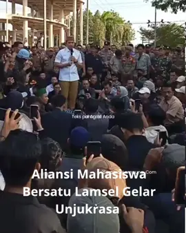 SERAMBI LAMPUNG – Ratusan Mahasiswa yang tergabung dalam Aliansi Mahasiswa Bersatu Kabupaten Lampung Selatan menggelar aksi damai di Tugu Adipura, Lamsel, Senin, 1 September 2025. Berdasarkan pantauan Serambi Lampung.com, para mahasiswa tiba di Tugu Adipura Lampung Selatan sekitar pukul 14.51 WIB. Mereka langsung melakukan orasi. Tidak berapa lama, Bupati dan Wakil Bupati Lamsel (Radityo Egi Pratama – M.Syaiful Anwar), di dampingi Dandim 0421 Lamsel Letkol. Kav M. Nuril Ambia dan Kapoles Lamsel AKBP Toni Kasmiri. Lalu, Ketua DPRD Lampung Selatan Erma Yunis, Wakil Ketua DPRD Lamsel Merik Havid, Wakil Ketua DPRD setempat Bella Jayanti dan para anggota dewan lainya menemui para mahasiswa yang berorasi. Dalam aksinya para mahasiswa, menuntut yakni pertama, Kami mendesak Pemerintah Indonesia beserta legislatif untuk melakukan reformasi Polri dan copot Kapolri, Kedua, Menghukum dan menindak tegas para pelaku aparat yang melakukan Tindakan represif terhadap temen – temen kami di daerah-daerah seluruh Indonesia, ketiga, Bebaskan teman – teman kami yang telah ditahan sebanyak 951 orang diseluruh Indonesia, keempat, Merevisi UU TNI dan Polri, kelima, Sahkan UU Perampasan Aset. baca selwngkapnya di Serambi Lampung.com
