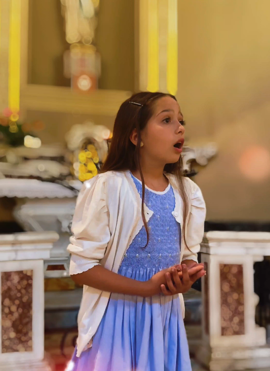 Bambina canta in chiesa l'Ave Maria di Shubert a cappella, senza microfono e autotune! . . . . #avemaria #soprano #operasinger #church #chiesa 