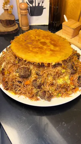 برياني بالكفتة  المكونات: طريقة الكفتة :نص كيلو لحم مثروم بصلة واحدة مجروشة وثوم ٣فصوص رشة ملح وقرفة (دارسين)وفلفل اسود وملعقتين دقيق (طحين ) الطريقة:بالبداية أفور الماء واضيف الملح والرز كيلو لحد ما يستوي اصفي واتركه على صفحة  للحشوة :شعرية كوبين علبة بزاليا بتيتة (بطاطا)جزر مسلوق لوز كشمش واضيف عليهم الكفتة وبهارات صحيحة وماجي وبالعافية #أكسبلور #بريا #كفتة #كفتة_اللحم #برياني_عراقي #اكلات_شعبية #الشعب_الصيني_ماله_حل😂😂 #مشاهير_تيك_توك #مشاهير_ميوزكلى #مشاهير #مشاهير_العرب #شيف #شيف_شاهين #شيفروليه #لحمة #أكسبلور #غداء 