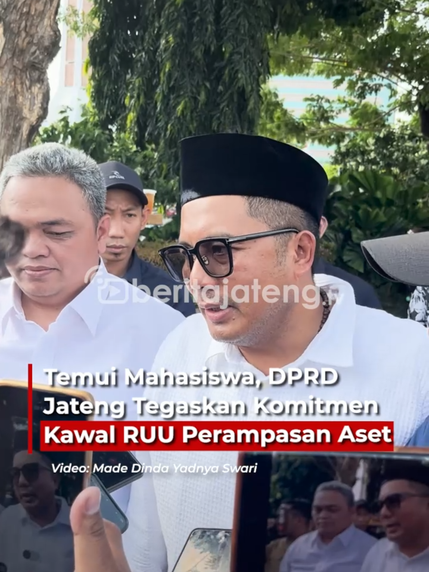 Sejumlah pimpinan DPRD Jawa Tengah menemui ratusan mahasiswa dari berbagai kampus di Kota Semarang. Pertemuan terbuka itu berlangsung di Lapangan Simpanglima pada Senin, 1 September 2025. Dialog dihadiri Wakil Ketua DPRD Jateng dari Golkar Muhammad Saleh, Wakil Ketua DPRD dari PKB Sarif Abdillah, Ketua Komisi A Imam Teguh Purnomo, anggota Komisi E Abdul Hamid, serta perwakilan Pemprov Jateng. Mahasiswa menyampaikan sejumlah tuntutan, mulai dari keadilan kasus driver ojek online Affan Kurniawan hingga desakan agar DPR RI segera mengesahkan RUU Perampasan Aset menjadi undang-undang. Semua disampaikan secara bergiliran tanpa adanya kericuhan. DPRD Jateng menegaskan sebagian besar tuntutan mahasiswa merupakan kewenangan pusat, baik DPR RI maupun pemerintah. Saleh menyebut pihaknya akan segera merapatkan hasil audiensi dan menyampaikan surat resmi ke tingkat pusat. Selain itu, DPRD juga menyoroti permintaan mahasiswa terkait rekan mereka yang diamankan kepolisian. Pimpinan DPRD berjanji segera bertemu Kapolda Jateng agar para mahasiswa, pelajar, maupun warga yang masih ditahan bisa segera dibebaskan. #beritajateng #indonesia #semarang24jam #beritaviral #beritatiktok #beritaterupdate #viralindonesia #infofakta #infoindonesia #beritanasional #infoterupdate #viralbanget #jatenggayeng #semarang #beritaindonesia #viralpost #jateng