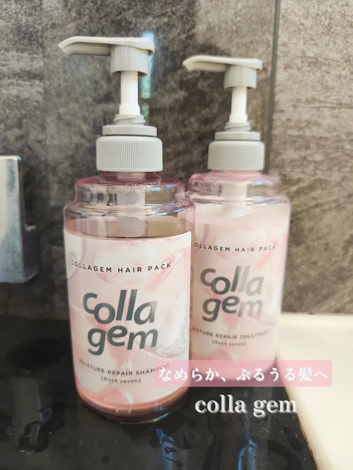 【collagemコラジェム】 パサつきが気になる私は高浸透＆保水にアプローチするモイスチャーシリーズを使ってみました コラジェムシリーズはシャンプーからスタイリング剤まで、すべての工程をコラーゲンがサポートするスキンケア発想のヘアケア🫧 20～30種類ある水系成分の中から厳選した４種類のコラーゲンが内側・外側から多角的にアプローチ 保水力に優れるコラーゲンが髪内部に水分を溜め込んでぷるんと弾むような髪へ導いていくよ😊 そして大好きなヘアケア”成分PPT*” 髪の成分と近いので傷んだ毛先まで補修・保湿してくれる頼れる成分です 髪や頭皮を健やかに保つ効果も🙌 ⚪️シャンプーはサラッとしたみずみずしいテクスチャ 手のひらで軽く泡立てた後、根本から毛先までパックするようになじませてすすぐだけ しっかり頭皮を洗う系のシャンプーを選ぶことが多かったのでこんなに優しく洗い上げるのは初めて ⚪️トリートメントは軽くて乳液のよう 髪にすぐに馴染んであっという間につるっとした手触りに 中間から毛先を中心にもみこんで１～2分おいて滑らかさが残る程度にすすぎます パーマ+ブリーチの髪もドライ後はツヤが出ていました まとまりよく香りも良いいんだけどあと一歩保湿感があれば更に満足度が高くなったかな #大人の健康美革命 #コラジェム #シャンプー #トリーメント #コラーゲン 