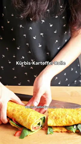 Kürbis-Kartoffel-Rolle 😍  Wir starten in die Kürbis-Saison mit diesem genialen Rezept - ganz einfach, macht optisch viel her und schmeckt so richtig lecker 😋 🍽️ 2 Portionen  Rolle: 200g Hokkaido-Kürbis 200g Kartoffeln (Gewicht ohne Schale) 3 Eier 100 g Reibekäse (Gouda) 30g Mehl Salz, Pfeffer, Paprikapulver Füllung: 70g Frischkäse 1 kl. reife Avocado Babyspinat 120g Cherrytomaten 1/2 rote Zwiebel Zubereitung: ▫️ Den Backofen auf 170° Umluft vorheizen. ▫️ Hokkaido grob raspeln. Kartoffeln schälen und ebenfalls grob raspeln. Mit Eiern, Reibekäse, Mehl und Gewürzen gut vermengen. ▫️ Auf ein Blech mit Backpapier streichen und ca. 25-30 Minuten backen. ▫️ Die Rolle aus dem Ofen nehmen und kurz etwas abkühlen lassen. Einmal wenden (sodass die Oberseite nach unten zeigt). Mit Frischkäse und zerdrückter Avocado bestreichen. Mit Spinat, Tomaten und Zwiebeln belegen. ▫️ Alles von der langen Seite her zu einer Rolle rollen und dann halbieren.