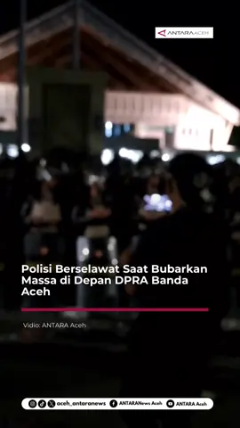 Polisi membubarkan massa aksi yang masih bertahan di halaman Gedung DPRA Banda Aceh, Senin malam (1/9), dengan lantunan salawat. #antaranewsaceh #antara #beritaterkini 