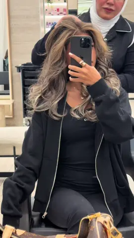Nothing feels better than getting ready at the salon, knowing you’ll walk out looking your best🤍@refresh salon 