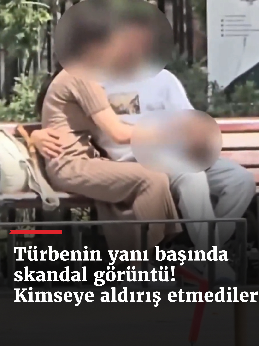İstanbul Fatih'te bir türbenin yanı başındaki bankta oturan çift, uygunsuz davranışlarda bulundu. Çift, etraftaki çocukların da olduğu kalabalığa rağmen davranışlarını sürdürdü.