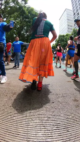 Ella es Candelaria Rivas mujer Rarámuri quien camino desde su comunidad algunos kilómetros  para participará en el Ultramaraton de los Cañones Chihuahua México, esta es su participación en el Maraton CDMX 2025. Corre por apoyara a su comunidad comparte 🫂🙏♥️🇲🇽#CardelariaRivas #FuerzaRarámuri #chavalife #MaratonCDMXTelcel #indigenousathletes  ́xicoimparable