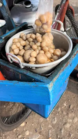 Carilok dulu yg belum hehe Tau cilok mang udin ga guys? Anak2 kampus uniku 1 tau pasti😜 karena cilok ini cilok legend kata anak2 kampus uniku hehe! Orng kuningaaaaan atau orng manapun yg lagi dikuningan atau lagi di RS permata jangan lupa jajan ciloknya ya🤏😜 ciloknya ENAK BANGET! apalagi ciri khas dengan bumbu kacangnya best BANGET❤️ kebetulan ini uwa aku yg jualan kaka nya ibuku hehe. Pokonya jgn lupa jajan ya guys,bungkus yg banyak buat bekal dirmh pasti ketagihan soalnya😜❤️🥰  Suara jualannya suka gini nih : CARILOK DULU YANG BELUM HEHEHE   #fyp #kuninganjawabarat 