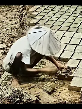 Rekaman arsip proses pembuatan batu bata di Indonesia pada Tahun 1919 yang belum pernah kamu lihat sebelumnya #pond5 #fyp 