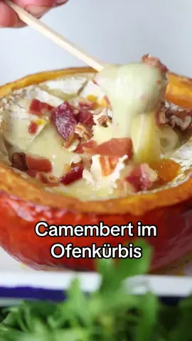 OFEN-KÜRBIS mit Camembert⁠ 🎃🧡Wow! So schmeckt Kürbis wie ein Käse-Fondue⁠ ⁠ #pumpkin #pumpkinseason #hokkaido #ofenkäse  ⁠ 👉REZEPT für einen Kürbis⁠ 1 kleiner Hokkaido Kürbis (500g)⁠ 2 EL Olivenöl⁠ 50g fein gewürfelter Speck⁠ 200g runder Camembert Rahmstufe ⁠ 1 Packung Gnocchi ⁠⁠ 1 kleine Handvoll Pekannüsse⁠ ⁠ Für den Hot Honey⁠ 100 ml Honig⁠ 2 EL Chiliflocken⁠ 1 Spritzer Tabasco (optional)⁠ 1 EL Apfelessig⁠ 1 Prise Salz⁠ ⁠ Das obere Viertel vom Hokkaido als Deckel abschneiden. Kürbis aushöhlen und innen und außen mit Olivenöl einpinseln (beide Teile). In eine Auflaufform oder auf ein Backblech setzen und 20 Minuten bei 180°C Umluft vorbacken.⁠ ⁠ Honig, Chiliflocken und Salz in einen kleinen Topf geben und 10 Minuten sachte köcheln lassen. Essig hinzugeben. Einrühren und Hot Honey in ein sauberes Gefäß z.B. eine Spritzflasche geben.⁠ ⁠ Speck in einer Pfanne 10 - 15 Minuten richtig knusprig braten. Hitze dafür lieber etwas niedriger halten und dafür länger braten.⁠ ⁠ Den Boden des Kürbis mit 1 TL Hot Honey bestreichen. Camembert auf der Oberfläche in kleinen Quadraten einritzen und in den Kürbis setzen. Mit weiterem Hont Honey bestreichen. Mit dem Kürbisdeckel verschließen und in einer kleinen Auflaufform weitere 20 Minuten bei 180°C Umluft backen.⁠ ⁠ Gnocchi nach Packungsanweisung im Airfryer knusprig backen. ⁠ ⁠ Zum Servieren Pekannüsse zerhacken. Zusammen mit dem Speck auf dem Camembert verteilen. Jetzt die Gnocchi auf Spießen in den Camembert tunken. ⁠