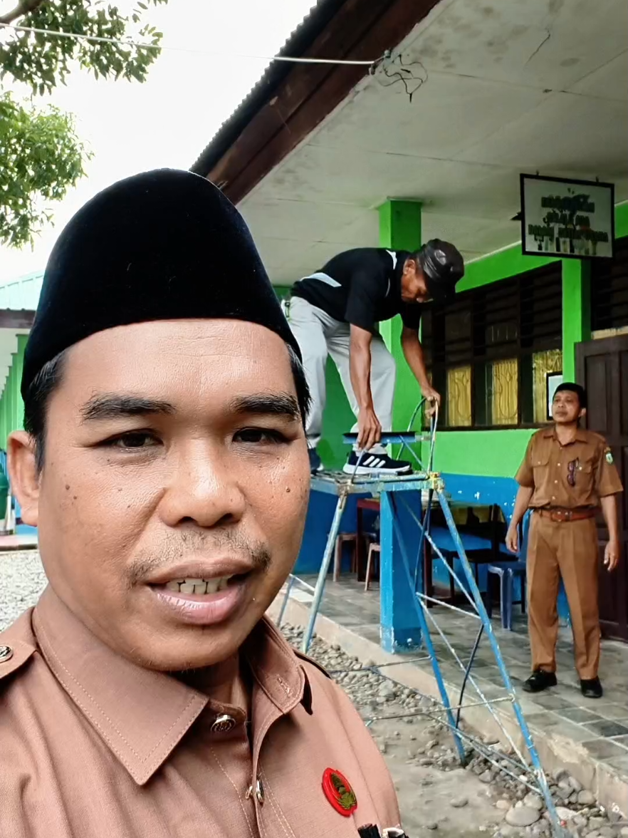 Perbaikan Instalasi Listrik Pada SMP Negeri 1 Noling. Senin 1 September 2025.  #InstalasiListrik #KepalaSekolahDigital #GuruInspiratif #ARNBS #ArifinNibebisalira