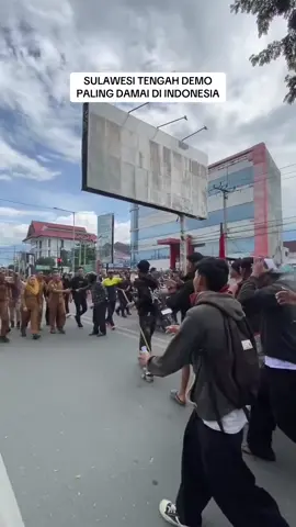 Inilah wajah Sulawesi Tengah, tanah yang menyalakan suara rakyat tanpa amarah, hanya dengan cinta. Demo paling damai di Indonesia lahir dari hati kami, karena kami percaya perubahan tidak harus lahir dari api, tetapi dari ketulusan menjaga damai. Kami berdiri, kami bersuara, tapi kami tetap memeluk persaudaraan.Terimah kasih pejabat pemerintah yang telah duduk sama rendah bersama kami,Rakyat. #seputarsulawesi 