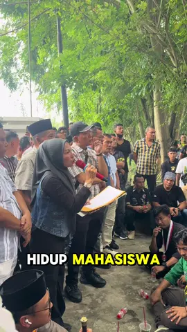 Sebagai Ketua DPRD Langkat, saya memahami sekali bahwa begitu banyak kekurangan dan kekhilafan kami dalam menyuarakan kepentingan rakyat.  . Dengan aksi-aksi demonstrasi yang berujung kekerasan di berbagai wilayah di Indonesia menuntut pembubaran DPR, saya memahami harus ada yang diperbaiki dari diri kami. Bagaimana bersikap, bertutur kata, serta mengedapankan kepentingan rakyat.  . Hari ini, Terima kasih kedatangannya ke rumah rakyat adik-adik mahasiswa serta masyarakat Kabupaten Langkat. Terima kasih telah mengingatkan kami untuk kebaikan-kebaikan. Insha allah tuntutan ini akan kami dengar dan akan kami teruskan kepada DPR-RI di Jakarta.  . Semoga Allah memberikan kebaikan untuk Langkat yang kita cintai. Sribana Perangin-angin, SE (Ketua DPRD Langkat)