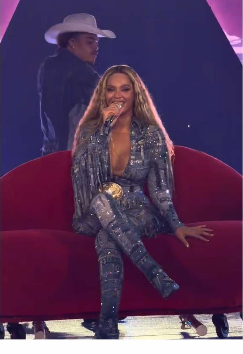 Snap a picture. Bring it on. #beyonce #cowboycarter #cowboycartertour #fyp #levisjeans 
