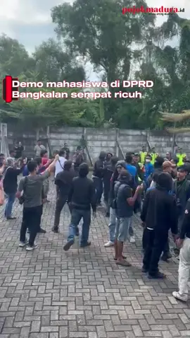 Demo mahasiswa di DPRD Bangkalan sempat ricuh. Suasana depan Gedung DPRD Bangkalan memanas pada Senin (1/9/2025) ketika ratusan mahasiswa dari kelompok Cipayung Plus menggelar aksi unjuk rasa.  Mereka datang membawa isu-isu nasional sekaligus menyoroti kinerja wakil rakyat di daerah #Jagabangkalan  #dprdbangkalan #demonstrasi #1september 