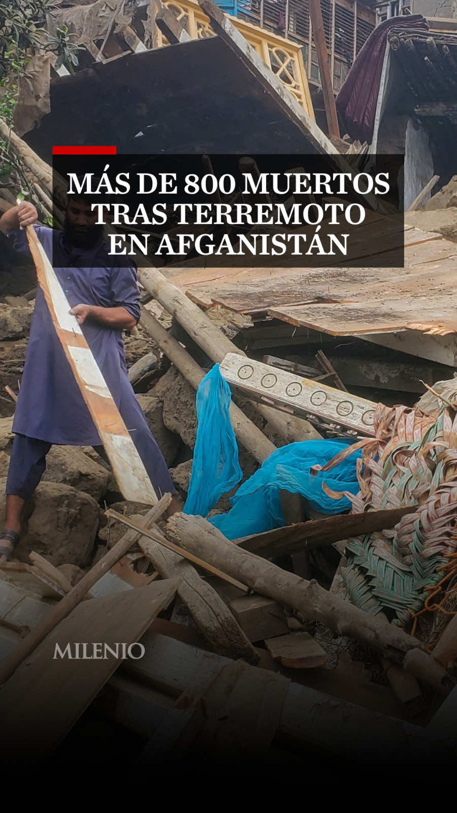 Al menos 812 personas murieron y más de 2 mil 700 resultaron heridas tras un terremoto de magnitud 6.0 que sacudió el este de Afganistán la madrugada de este 1 de septiembre 🌍. Las provincias más afectadas fueron Kunar y Nangarhar, en la frontera con Pakistán, donde las labores de rescate siguen en marcha pese a los deslizamientos de tierra que bloquean el acceso a zonas remotas. El gobierno talibán advirtió que la cifra de víctimas podría aumentar mientras se continúan las operaciones de emergencia.  #Afganistan #MilenioInforma #MILENIONoticias