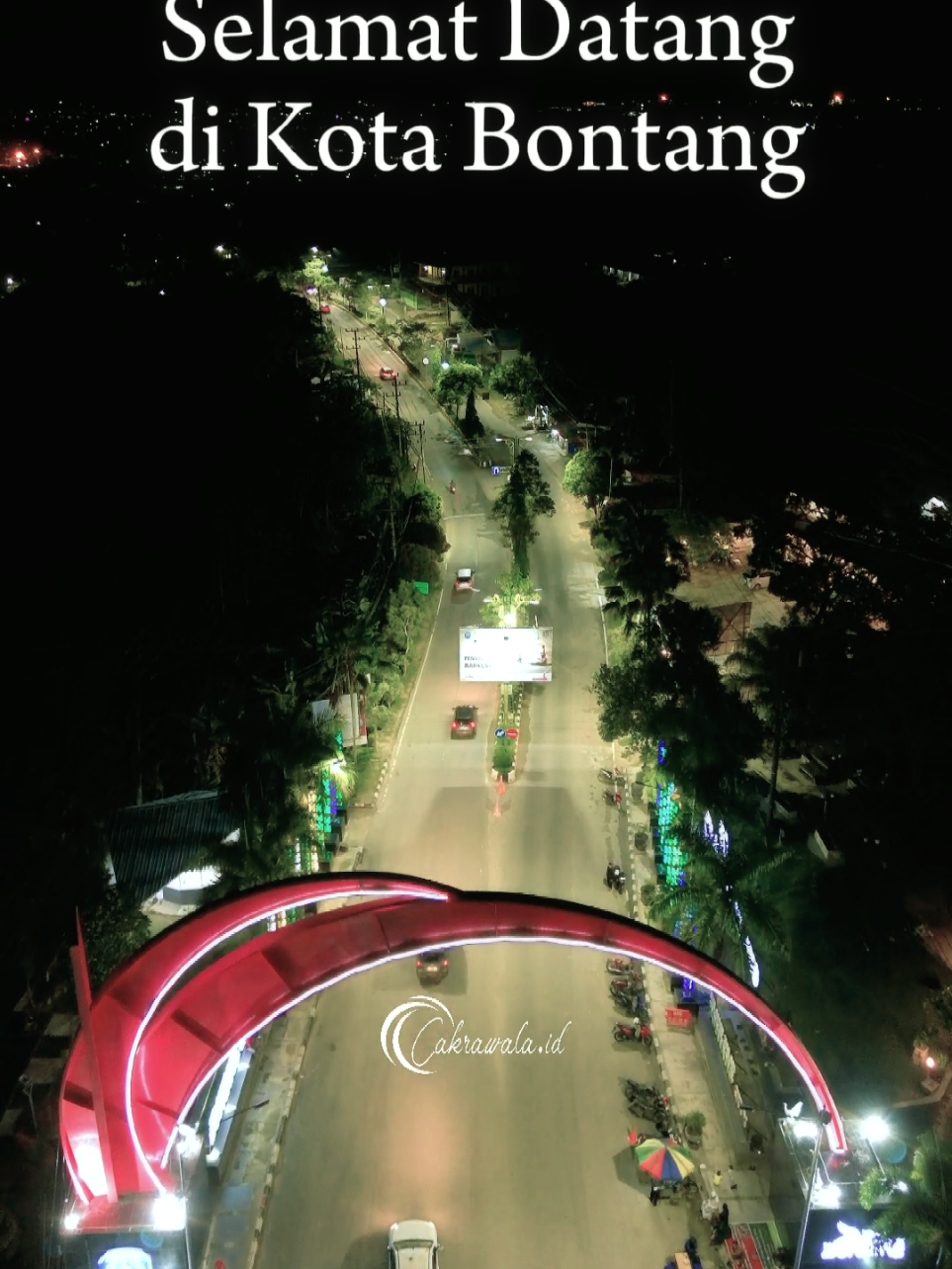 Tau gak kalau gerbang ini sebelum nya berwarna kuning.... Melewati gerbang ini tanda nya sudah tiba di Kota Bontang ya guys... malam hari di bontang 📍Bontang, Kalimantan Timur #kaltim24jam  #bontangkaltim  #bontangterkini  #jalanjalan  #kaltim_tiktok 