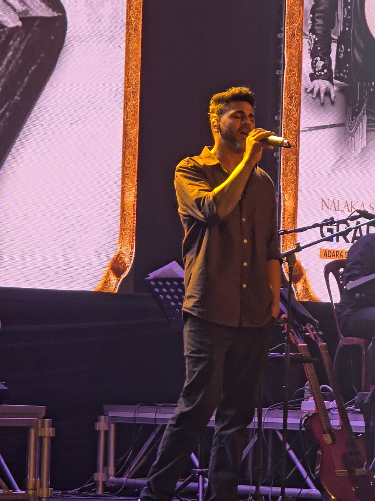 අමිලගේ හඬින් මේ සිංදුවත් අහලා බලන්න..  මා සඳට කැමති බව දැනගෙන -ඔබ සඳ අයින් කලා අහසින්...🌕🥀  #nandamalani #rohanaweerasinghe #amilaperera #viralvideo #viralsong #viraltiktok #ආදරසංචාරය🤍 #nalakasajee  @Yuki Navaratne 