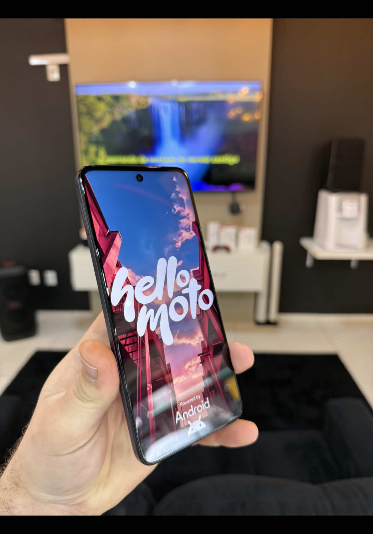 MOTOROLA MOTO G35 🚀🔥 Ficha Técnica – Motorola Moto G35 5G Sistema e Processamento 	•	Sistema Operacional: Android 14.    	•	Processador (SoC): Unisoc T760, 6 nm (Octa-core: 4×2.2 GHz Cortex-A76 + 4×2.0 GHz Cortex-A55).    	•	GPU: ARM Mali-G57 MP4 (~650 MHz).    	•	Memória RAM: 4 GB (com RAM Boost até 12 GB, conforme mercado/região).    	•	Armazenamento: 128 GB ou 256 GB (expansível via microSD até 1 TB).     Tela 	•	Tipo: IPS LCD (8-bit, HDR10), Corning Gorilla Glass 3.    	•	Tamanho: 6,72″ – proporção 20:9.    	•	Resolução: Full HD+ (2400 × 1080 pixels), cerca de 391–392 ppi.     	•	Taxa de Atualização: 120 Hz.    	•	Brilho Máximo: Aproximadamente 1000 nits.    Câmeras 	•	Traseira: 	•	50 MP (wide) com abertura f/1.8, PDAF. 	•	8 MP ultrawide, f/2.2, 120°.     	•	Recursos: HDR, panorama, gravação em 4K@30fps.     	•	Frontal: 16 MP, f/2.5, gravação em Full HD (1080p) 30fps com HDR.     Bateria e Carregamento 	•	Capacidade: 5000 mAh, não removível.    	•	Recarga: Rápida de 18 W via USB-C.    	•	Durabilidade estimada: Até 48 h.   Dimensões e Design 	•	Dimensões: Aprox. 166,1–166,3 × 76–76 mm × 7,8 mm.     	•	Peso: Entre 188 g e 191 g.     	•	Acabamento: Plástico ou Vegan Leather.    	•	Resistência à água/poeira: IP54.   Conectividade e Extras 	•	Redes: 5G, 4G, 3G, 2G — ampla compatibilidade com bandas (varia por região).    	•	Wi-Fi: 802.11 a/b/g/n/ac (dual-band).    	•	Bluetooth: versão 5.0.    	•	NFC: Sim — disponibilidade conforme região.    	•	Entrada P2 para fone: Sim.    	•	Outros: 	•	Alto-falantes estéreo com Dolby Atmos. 	•	Rádio FM. 	•	Leitor de digitais lateral e desbloqueio facial.    	•	Sensores: proximidade, luz ambiente, acelerômetro, giroscópio, bússola, SAR ou sensor hub.     	•	Sustentabilidade: partes recicladas no corpo (até ~73 %), conforme normas.   	•	Recursos My UX: gestos personalizáveis como captura com três dedos, acender lanterna, silenciar ao virar, entre outros.   #motorola #motog35 #g35 #celulares #android 