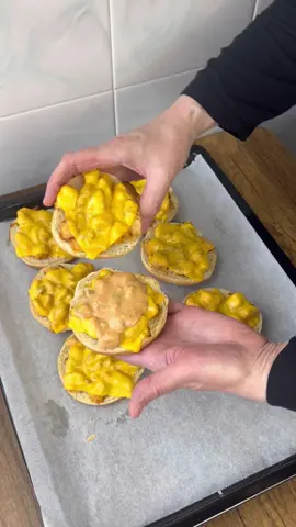 EV YAPIMI HAMBURGER Malzemeler; 500 Gr Tavuk Göğsü Yarım Çay Bardağı Zeytinyağı 1 Adet Soğan Jülyen Doğranmış 1 Çay Kaşığı Tuz 1 Çay Kaşığı Kırmızı Toz Biber 4 Adet Hamburger Ekmeği 8 Dilim Cheddar Peyniri Sosu İçin; Ketçap Mayonez Hardal Sos 4 Adet Salatalık Turşusu #tarif #yemek #yemektarifleri #tarifler #hamburger 