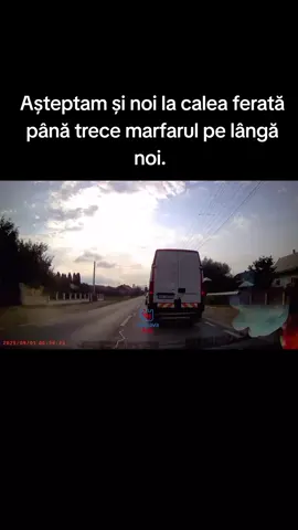 Așteptam și noi la calea ferată până trece marfarul pe lângă noi.  #suceava #romania 