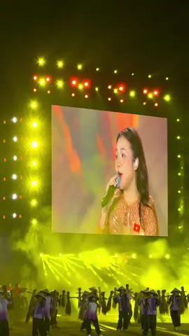 Tự hào khi được cất tiếng hát trong Concert Quốc Gia hôm nay. Có ai thấy em không ạ ??? #A80 #VuThuyLinh #quockhanh #concertquocgia #VietnamArtistNetwork 