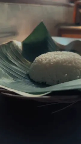 Pecel Madiun adalah makanan tradisional khas Madiun, Jawa Timur, berupa nasi yang disajikan dengan aneka sayuran rebus atau mentah (seperti kacang panjang, tauge, bayam, dan daun singkong) yang disiram bumbu sambal kacang khas. Ciri khas utama Pecel Madiun adalah bumbu sambal kacangnya yang lebih pedas, gurih, dan sering ditambahkan jeruk purut. Makanan ini umumnya dinikmati dengan pelengkap seperti nasi putih, peyek kacang, dan lauk-pauk seperti tempe, tahu, ayam atau daging empal. #tanahjawa #sukujawa #jawapremium #adatjawa #budayajawa #jawapride #kulinerjawa #madiun #pecelmadiun 