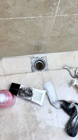 Do you guys have the same issues with your pipes? Do thley need a good cleaning? #liapu #pipes #uncloggingdrains #draiin #tiktok 