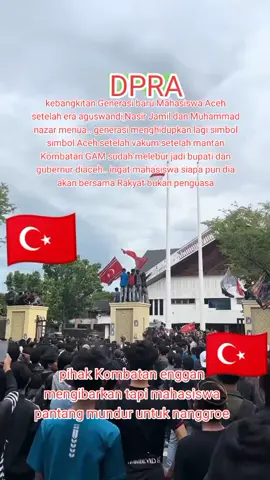 bendera Aceh ,bintang bulan berkibar di tengah demo di gedung perwakilan rakyat Aceh