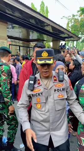 Moment Bapak DPRD Sumsel Hadir langsung menemui Mahasiswa,Ojol, dan Masyarakat Sumsel Dalam Aksi Demokrasi 1 September 2025 Di Depan Gedung DPRD Prov Sumsel. Sehat selalu Bapak, Semoga Amanah dan Kesepakatan Hari ini Di Bawah Sampai pusat. Terima kasih untuk TNI/POLRI JAJARAN Aparat Sipil Kebanggaan Sumsel🙏🏻🤍 #fyppalembang #sumsel #mahasiswa #palembang #foryou 