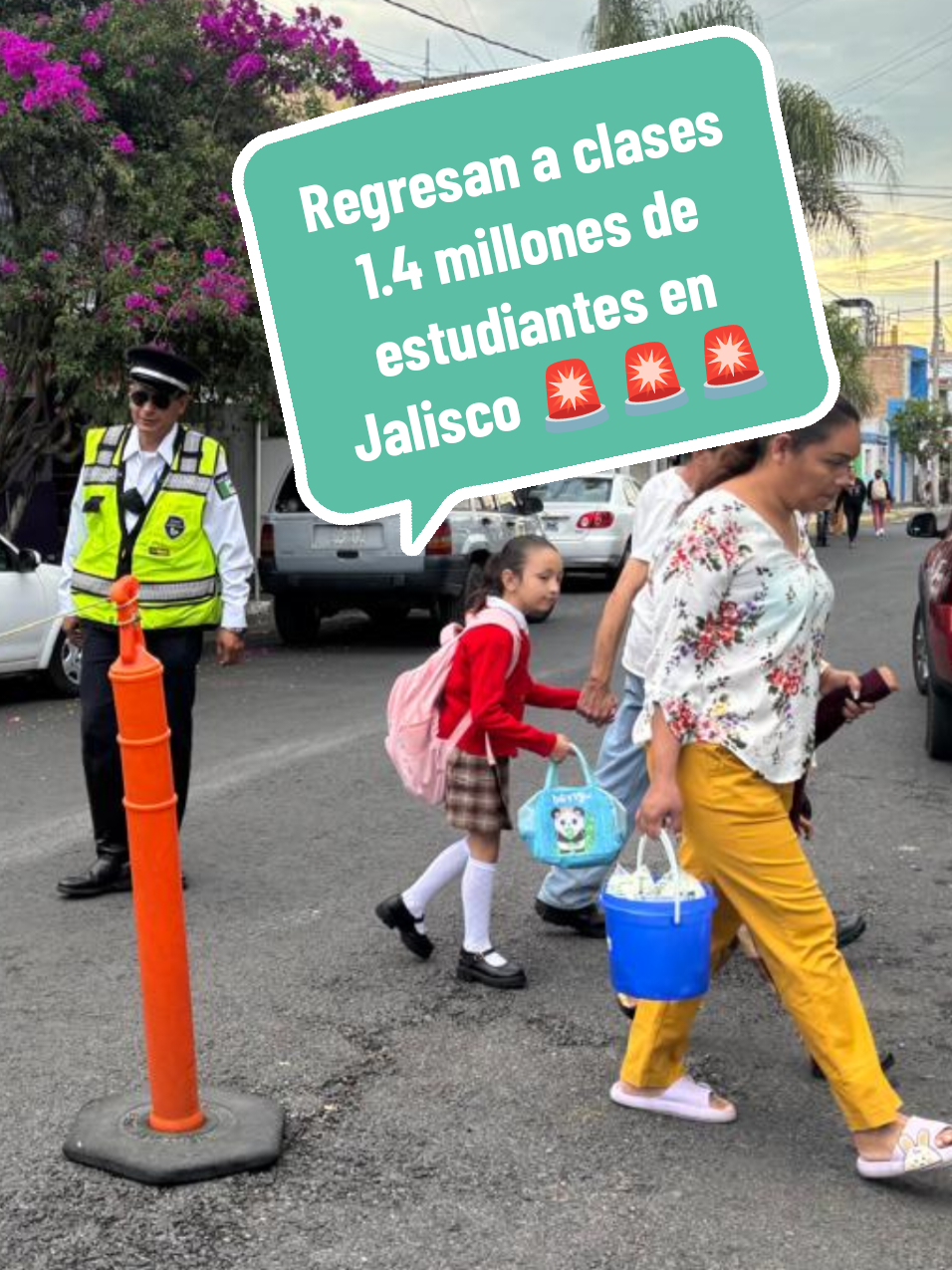Así el operativo por el regreso a clases en Jalisco. 📌 Alrededor de 1.4 millones de estudiantes de educación básica retoman actividades en Jalisco. 📌 Automovilistas reportaron tráfico fuerte en el ingreso sur de avenida López Mateos, Camino Real a Colima, Carretera a Chapala; entre otras vías. #Noticias #Jalisco #Regresoaclases #Trafico #noticiasrru 