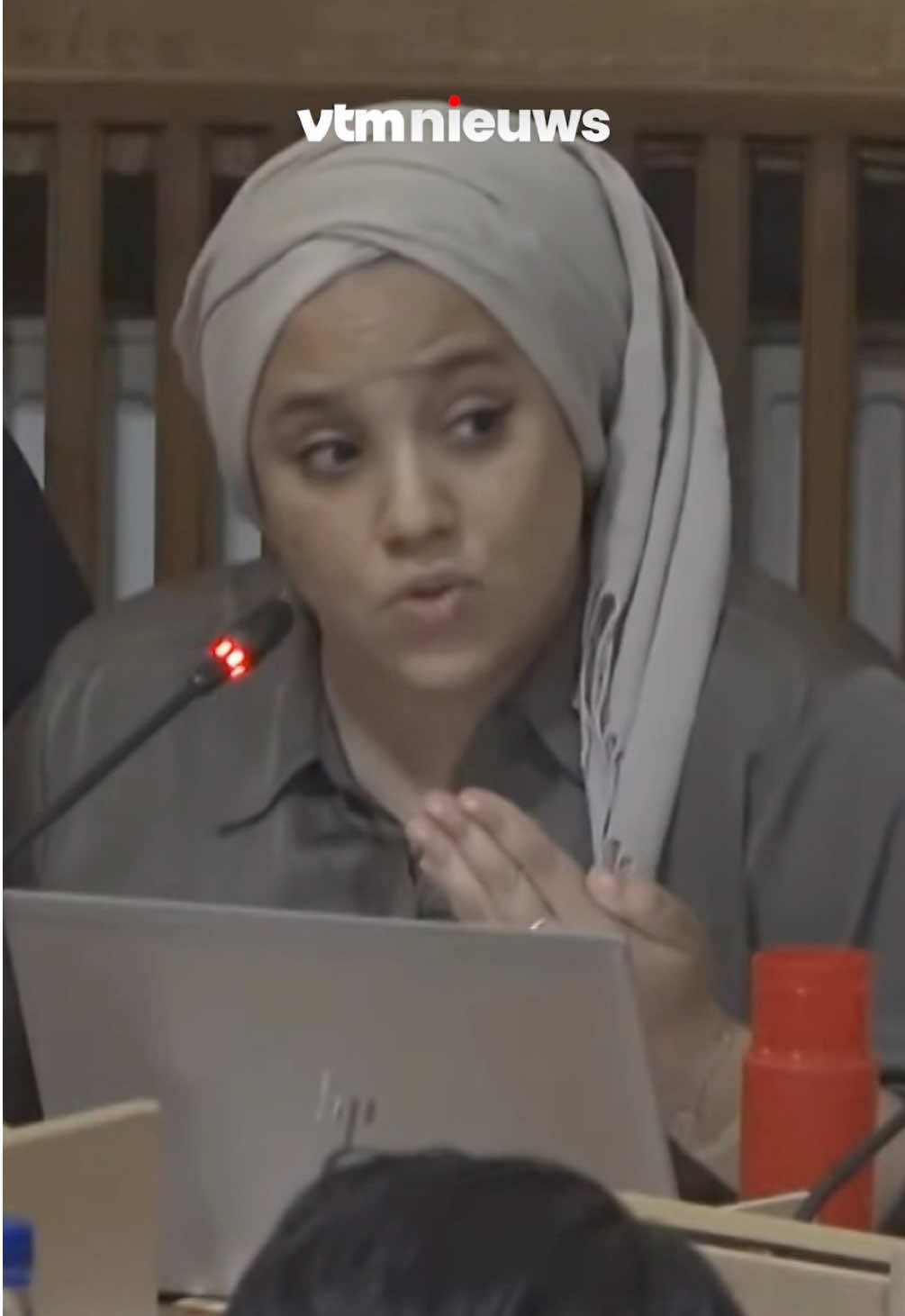 Uitspraken van PS-Vooruit-schepen Saliha Raïss uit Molenbeek doen stof opwaaien wereldwijd. Zelfs Elon Musk deelde haar reactie.  📺 Uit VTM NIEUWS (13u) - 01/09/2025 #vtmnieuws #vtm #molenbeek #elonmusk #viral 