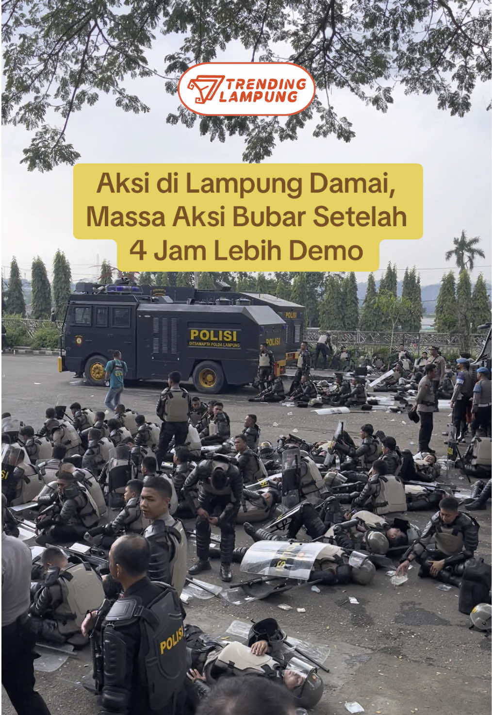 Aksi unjuk rasa yang digelar oleh Aliansi Lampung Melawan berakhir damai tanpa diwarnai kericuhan. Sejak datang dari pukul 10.30 WIB hingga 13.54 WIB aksi unjuk rasa berjalan damai. Content Original by Trending Lampung©️ #TrendingLampung #BandarLampung #Lampung #DemoLampung #LampungViral
