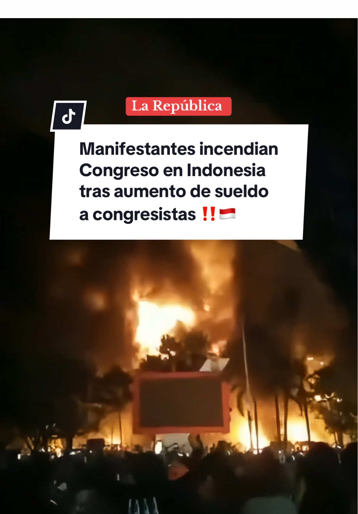 En Indonesia, manifestantes incendiaron edificio del parlamento local de Makassar tras el aumento salarial a legisladores y el alto costo de vida en el país.  #larepublica #indonesia #indonesian #makassar #incendio #parlamento #parlament #mundo #internacional  
