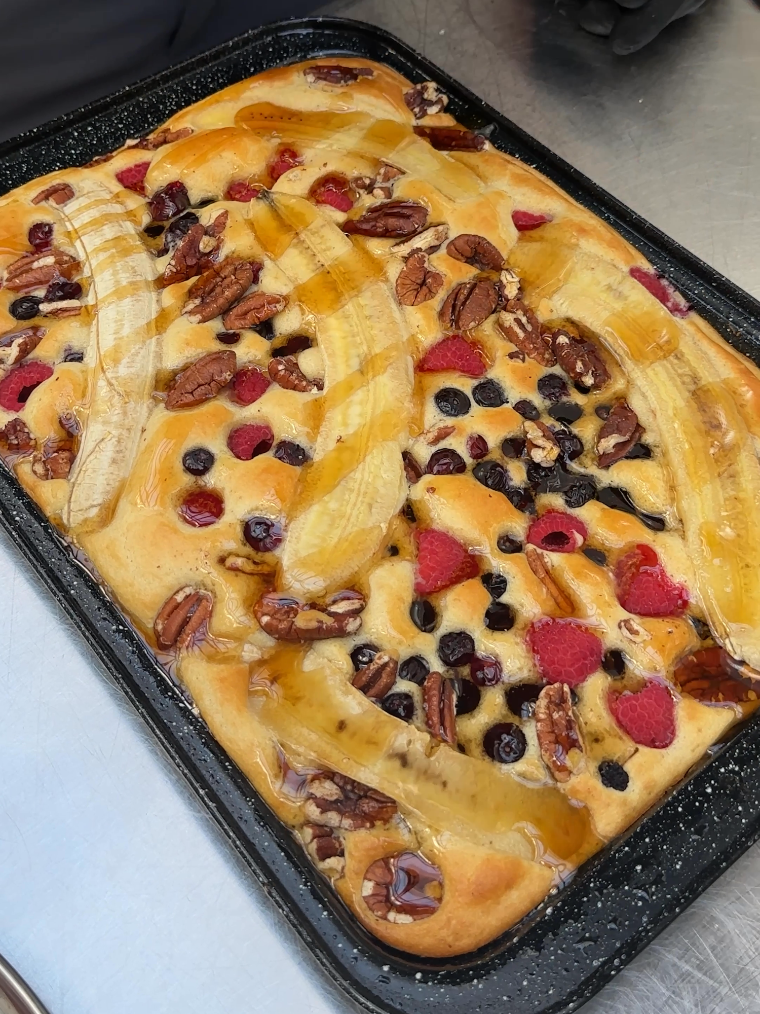 Sheet Pan Breakfast Pancake! A pancake made for sharing 🥞🍓#fyp#usa🇺🇸#pancake#banana