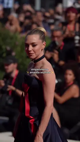 #amandaseyfried deslumbrante na premiere de “The Testament of Ann Lee” em Veneza #STEALTHELOOK #venicefilmfestival 