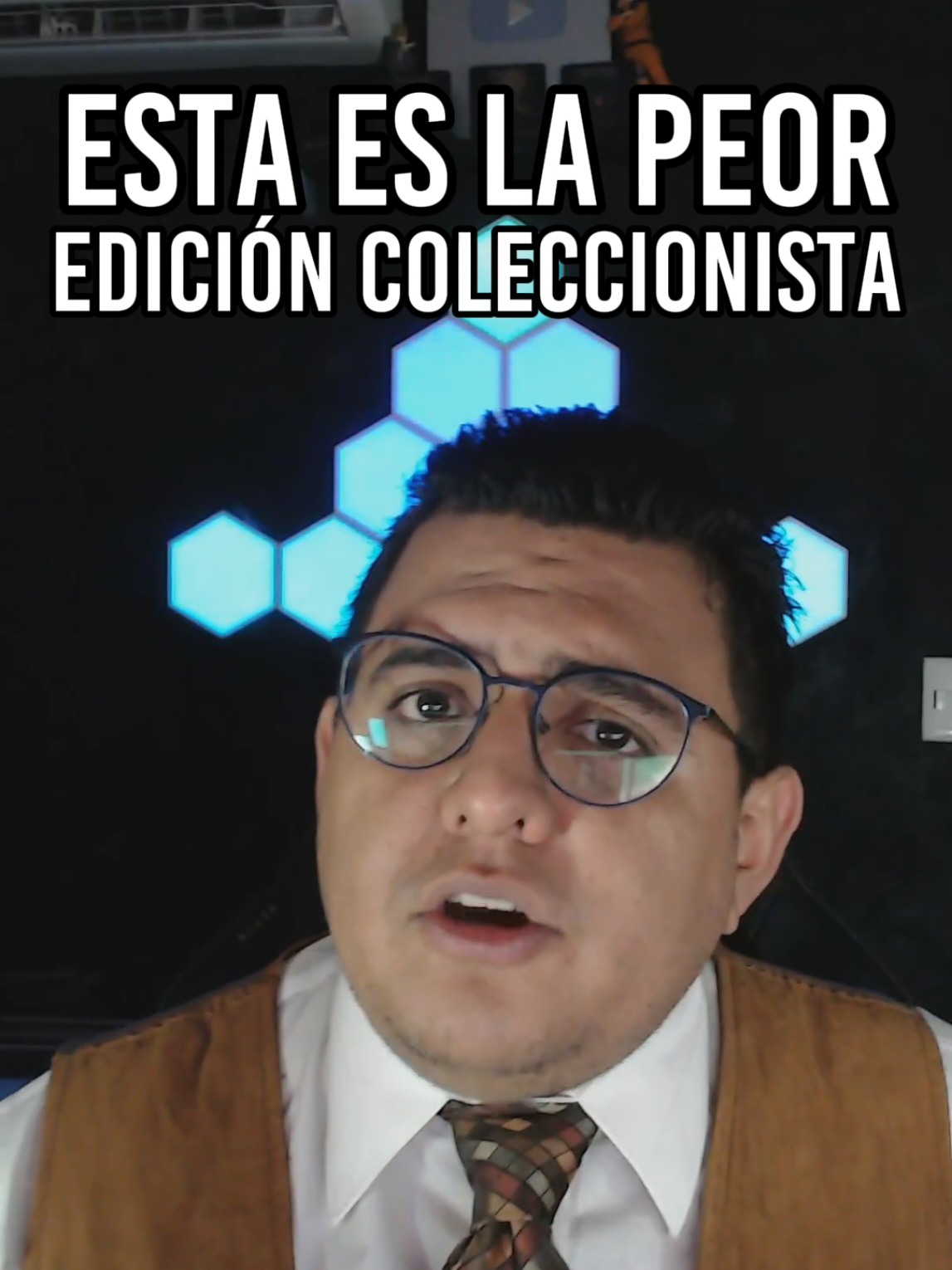 La peor edición coleccionista de 2025  Oh no… parece que pagar $200 dólares por la edición de coleccionista de Metal Gear Solid Delta no te asegura nada más que un diorama que parece comprado en temu 🎭. Y sí, estamos hablando de uno de los remakes más esperados de la saga, empaquetado con una pieza “exclusiva” que debía rendir homenaje a la escena donde Snake recupera su mochila… pero que en la práctica luce como si la hubieran ensamblado unos niños para una maqueta de primaria. 🌿🐍 Los fans en Reddit ya destrozaron la figura: la hierba está tan desparramada que no se parece en nada al promocional, una pose de Snake que rompe hasta el lore (porque en esa parte del juego ni siquiera usaba la radio), y detalles que hacen que $200 se sientan como un gasto injustificable. Para rematar, en Japón y Europa la edición incluye un busto hiper detallado de Snake con la famosa víbora pálida enroscada y flores blancas y rojas 🌸—una referencia preciosa al clímax del juego—, mucho más digna de estantería que lo que estan entregando en Estados unidos. En comparación, la versión americana parece un meme caro. Así que si eres fan enfermizo de MGS y quieres algo realmente coleccionable, quizá valga más la pena importar la edición internacional que resignarte a este diorama que ya está siendo catalogado como uno de los peores “premiums” de la franquicia. 💸🎮 #metalgearsolid #metalgearsoliddelta #hideokojima #gamerdenacimiento #Noticias 