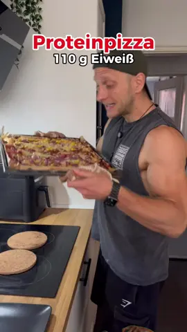 Zutaten ⤵️ Pass das gern auf deine Kalorien an die dir zur Verfügung stehen!  - 250 g Mehl  - 450 g Magerquark  - 200 g truthahnbrust  - 50 g Eatlean Käse  Damit hast du jede Menge Protein für deine Muskeln und kannst in deinem Kaloriendefizit - trotzdem jeden Tag Pizza futtern. 