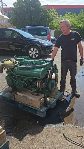 Ce doux son de ces moteurs 200cv diesels volvo penta 🥰 À votre avis, lequel est un tamd41P ? 🤔 #tamd41 #volvopenta #boat #cassemarine #cassebateau 
