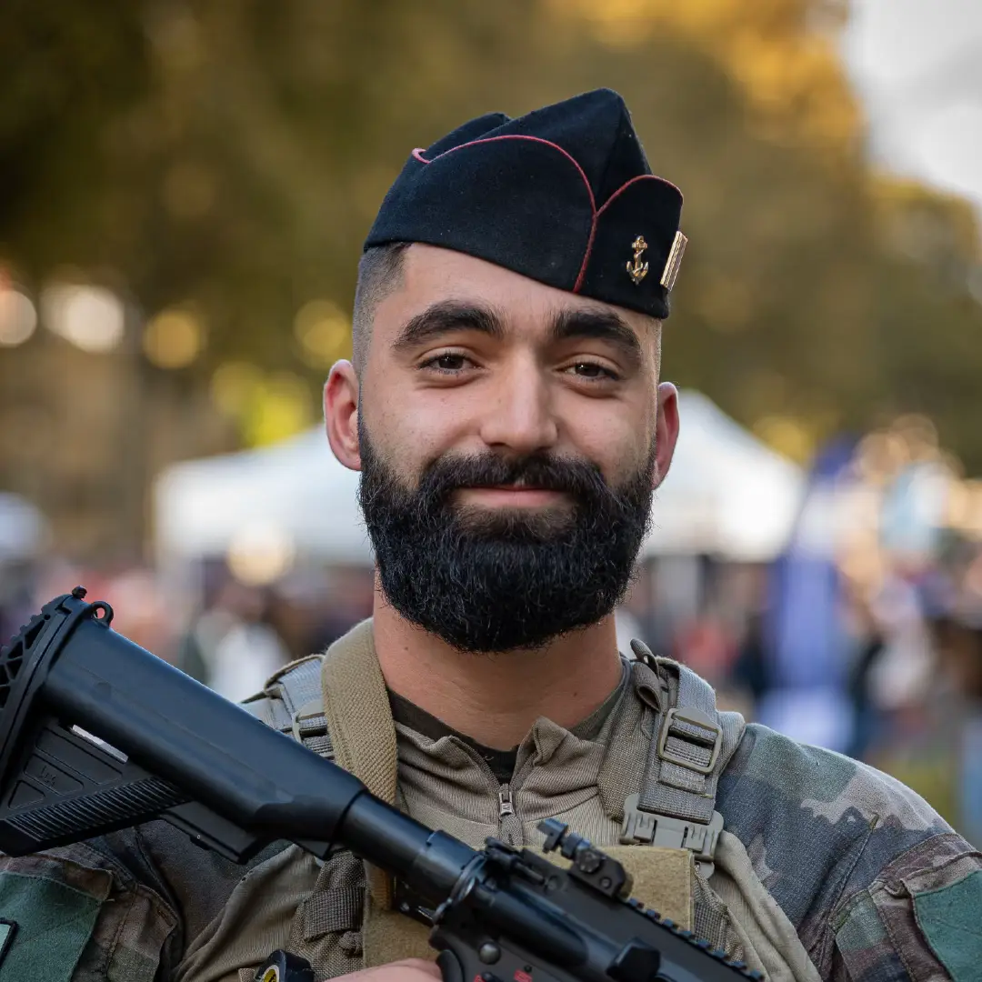 Barbe ? Pas barbe ? C’est la journée mondiale de la barbe ! 🧔 Dans l’armée de Terre, cela dépend de ton chef 🪖et de toute façon, pendant ta formation tu seras rasé de près. 🪒 Mais au final, c’est pas tes poils qui font le soldat… c’est ta motivation ! 💥 Alors, prêt à dire bye-bye à ta barbe ? 🤨 #arméedeterrerecrute #barbe #journéemondialedelabarbe #peuxtulefaire
