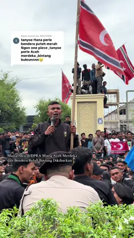 Membalas @805YANN  Dalam aksi masyarakat Aceh di depan Gedung Dewan Perwakilan Rakyat Aceh (DPRA), mereka meminta Aceh merdeka dan bendera Aceh dikibarkan, Senin (1/9/2025). Hal itu disampaikan Hanafiah, anggota Muda Seudang Pidie. Dalam orasinya yang meminta agar bendera bulan bintang dibentangkan dan disandingkan dengan bendera Indonesia. Menurut Hanafiah, bendera bulan bintang merupakan simbol perjuangan rakyat Aceh pada masa konflik, ketika masyarakat berjuang agar Aceh merdeka.  “Kami minta bendera bulan bintang dibentangkan dan disandingkan dengan bendera Indonesia,” ucapnya lantang. Selain itu, ia juga menyerukan agar kemerdekaan Aceh diperjuangkan kembali. Baginya, aspirasi tersebut adalah bentuk konsistensi masyarakat Aceh dalam menjaga simbol perjuangan.#demo #aceh #viralvideo #viraltiktok #masukberanda 