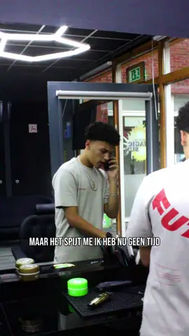 “Belt me alleen maar wanneer ik te druk ben” #fyy #foryou #fyp #foryoupagee #viral @Youngbarber💈 @CLAREN&JORDAN🤷🏽‍♂️ @Barbero Hair & Beauty Salon 