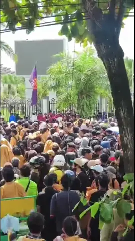 Aksi Demonstrasi 1 September 2025 oleh Aliansi Mahakam di depan Kantor Gubernur Kaltim. Ketua DPR Provinsi Kalimantan Timur Hasanudin Mas'ud menemui masa aksi demonstrasi  Masa aksi demonstrasi bakar ban di depan pagar dan akhirnya di bubar kan aparat kepolisian karena sudah di atas pukul 18:00 dan berakhir cukup kondusif 