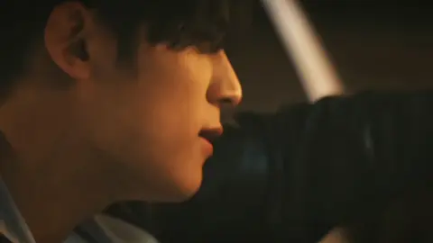 Tentang Wonwoo si pembunuh bayaran handal profesional yang menyamar sebagai polisi agar rencana dan aksinya berhasil.  Suatu ketika ia memiliki misi rahasia membunuh seorang anak pengusaha yang sukses di kota nya, yang tanpa ia sadari sudah masuk kedalam perangkap licik laki-laki bernama Mingyu.  Mingyu adalah detektif yang juga menyamar sebagai aparat keamanan yang bertugas menjaga gedung acara. Singkat cerita mereka saling kenal dan mulai menjalin kasih.  Wonwoo yang sungguh-sungguh mencintai Mingyu dengan perasaannya yang tulus sedangkan Mingyu yang memainkan peran di dalam drama buatannya.  Sampai suatu ketika, semuanya terbongkar saat Mingyu terlibat kecelakaan dan harus terbaring di rumah sakit karena di tabrak oleh orang-orang suruhan anak pejabat yang diberi tugas harusnya menabrak Wonwoo bukan Mingyu.  Wonwoo tidak bisa menahan emosinya sehingga menjalankan misi tanpa berhati-hati, menerobos masuk ke gedung kosong yang katanya markas besar orang-orang yang menabrak Mingyu tanpa ragu.  Dan betapa terkejutnya ia malah bertemu dengan Mingyu yang berdiri tegap, sehat, dan kuat. Tubuh yang terakhir kali ia lihat terbaring lemah di rumah sakit lengkap dengan alat pernapasan kini malah berdiri dihadapannya tanpa cacat sedikitpun. Wonwoo sadar ia di khianati.  Dan dengan brutal menghajar semua orang-orang yang ada di dalam gedung.  Karena kekecewaan yang menguasai gerak tubuhnya membuat Wonwoo pasrah saat polisi mulai berdatangan untuk menangkap nya, disana ia bisa lihat Mingyu menatapnya. Tetap diam bahkan Wonwoo mulai dibawa oleh para keamanan. Wonwoo dijauhi hukuman penjara dan Mingyu diberikan penghargaan karena sudah berhasil menangkap buronan yang selama ini mereka cari-cari. Selesai dengan hukumannya, Wonwoo pergi ke pesisir kota. Mengasingkan diri disana, memulai lembaran hidup yang baru dan berusaha melupakan semuanya. Walaupun sejujurnya sangat sulit, baginya cinta itu masih terlalu besar bahkan masih sama. Sedangkan Mingyu yang ikut menyesali perbuatannya mencari-cari keberadaan Wonwoo tapi tak kunjung ketemu.  Wonwoo sudah kepalang kecewa, dan tidak ingin lagi bertemu dengan Mingyu walaupun cintanya masih milik Mingyu. #minwon #mingyu #wonwoo #seventeen #viral 