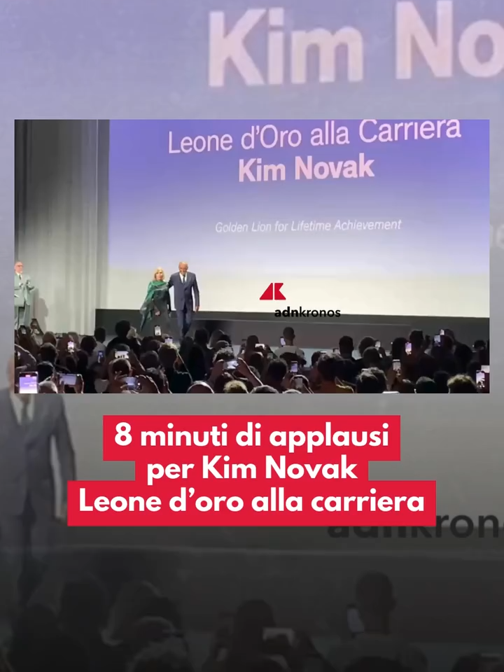 Otto minuti di applausi hanno accolto Kim Novak, la leggendaria attrice americana che oggi, a 92 anni, ha ricevuto il Leone d’oro alla carriera della Mostra del Cinema di Venezia. La laudatio è stata fatta dal regista messicano Guillermo del Toro, preceduto dall’introduzione di Alberto Barbera, direttore della Mostra. Dopo la consegna del Leone da parte del presidente della Biennale di Venezia, Pietrangelo Buttafuoco, Novak ha tenuto un commosso e lucido discorso di accettazione che si è aperto con queste parole: “Io sono voi e voi siete me. Io vi amo e voi mi amate”. Ed è scattato di nuovo l’applauso.