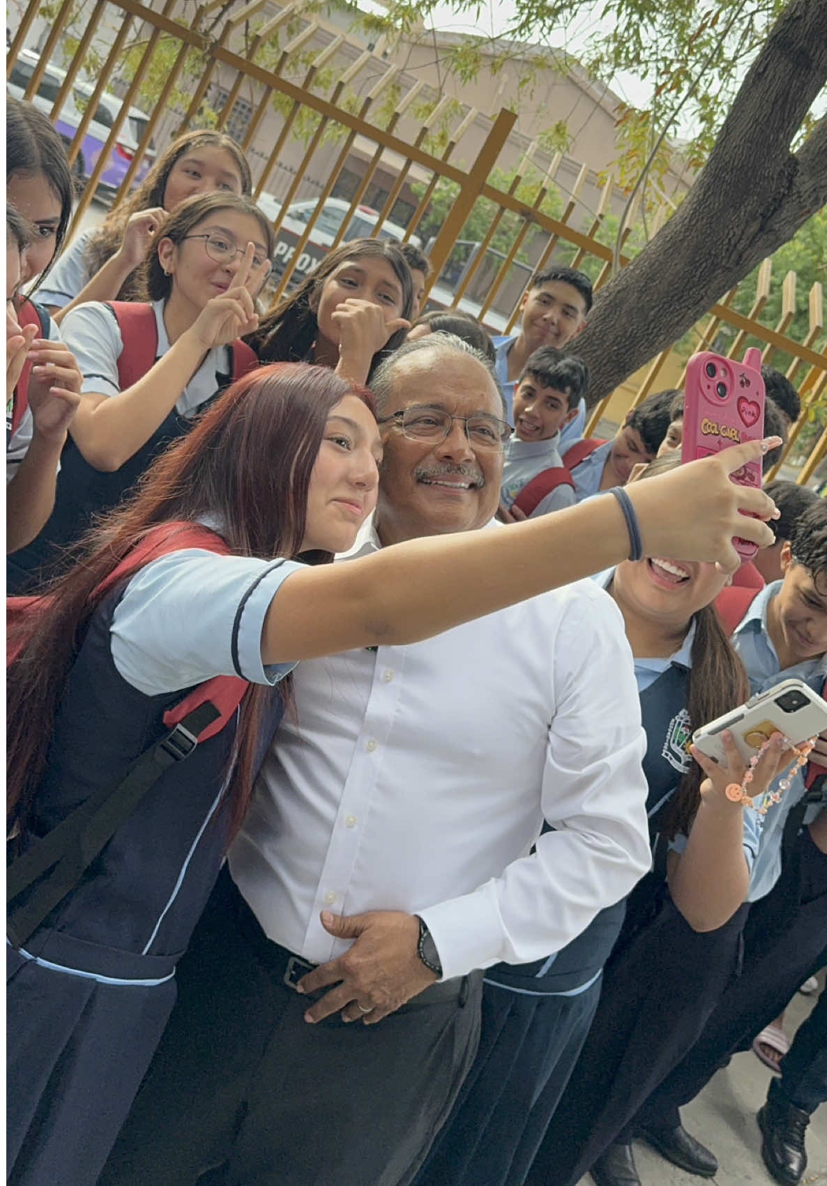 ¡Feliz regreso a clases, Nuevo León! 🎒📚✨ A todas las niñas, niños y jóvenes les digo: 💡 Échenle ganas, apóyense siempre y sueñen en grande. El futuro está en sus manos 🙌🌟 y aquí me tienen para acompañarles. 💖🤝 #RegresoAClases #4TNorteña #TransformaciónParaNuevoLeón #Mijes 