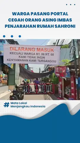 PASCA PENJARAHAN RUMAH AHMAD SAHRONI, WARGA PASANG PORTAL DAN CEGAH ORANG ASING MASUK.  #ahmadsahroni #warga #tribunjatimtimur #foryoupage 