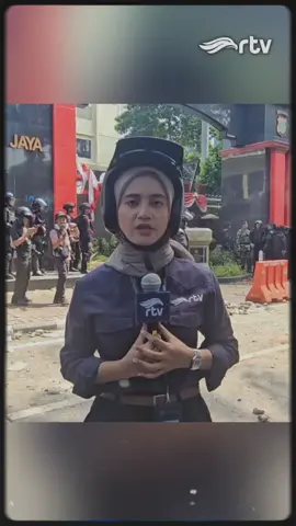 Selama masih ada kebenaran yang harus disuarakan, kami tidak diam. Suara kita penting, bukan hanya untuk diri sendiri, tapi juga untuk menjaga harapan dan persatuan.  Mari kita terus saling jaga, menguatkan satu sama lain, dan memilih cara-cara yang damai untuk menyampaikan aspirasi. Jangan mudah terprovokasi, dan yang terpenting jangan sebarkan hoaks yang hanya memperkeruh suasana.  Karena perubahan besar selalu berawal dari sikap kecil: tetap tenang, tetap bijak, dan tetap percaya pada kebenaran. 💙 #tuntutanrakyat #kamitidakdiam 