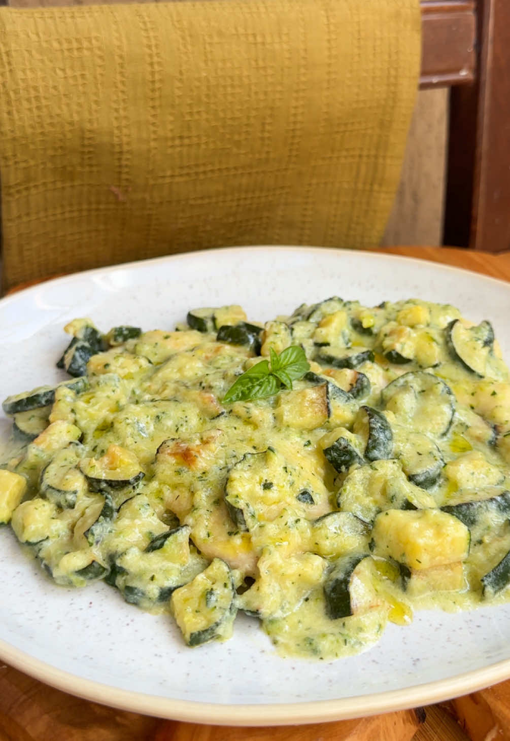 Cena veloce in 10 minuti? ✔️ Queste scaloppine di pollo e zucchine sono la ricetta facile e cremosa che piace a tutta la famiglia 🤩 Un secondo piatto leggero, pronto in pochi minuti e perfetto quando non sai cosa cucinare a cena. Ingredienti: 	•	400 g di fettine di pollo 	•	2 zucchine 	•	½ bicchiere di latte 	•	acqua q.b. 	•	sale, pepe, olio q.b. 👉 Nel mio libro trovate tante altre ricette veloci e buone, pensate proprio per la famiglia e perfette da portare in tavola anche nelle serate più di corsa. Salva questa ricetta perché ti risolverà la cena più di una volta 🍽️✨ #cenaVeloce #ricettaFacile #ricettaVeloce #scaloppine #secondiPiatti 