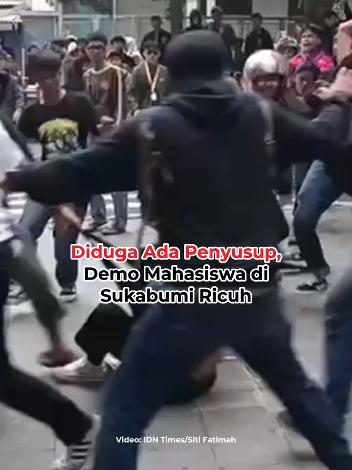 DIDUGA ADA PENYUSUP, DEMO MAHASISWA DI SUKABUMI RICUH Kota Sukabumi, IDN Times - Aksi ribuan mahasiswa yang menggelar demonstrasi di depan Gedung DPRD Kota Sukabumi pada Senin (1/9/2025) sore berubah ricuh. Awalnya massa hanya berorasi, namun situasi mendadak panas hingga berujung bentrokan dengan aparat. Dari pantauan di lapangan, kericuhan bermula ketika mahasiswa hendak bergerak menuju kawasan Tugu Adipura. Tiba-tiba, dari arah utara muncul sekelompok orang tak dikenal yang melempar botol, kayu, hingga benda lainnya ke arah barisan aparat. Reporter: Siti Fatimah Video Editor: Alya #IDNTimes #IDNTimesNews #tiktoknews #tiktokberita #IDNTimes_na #DPRD